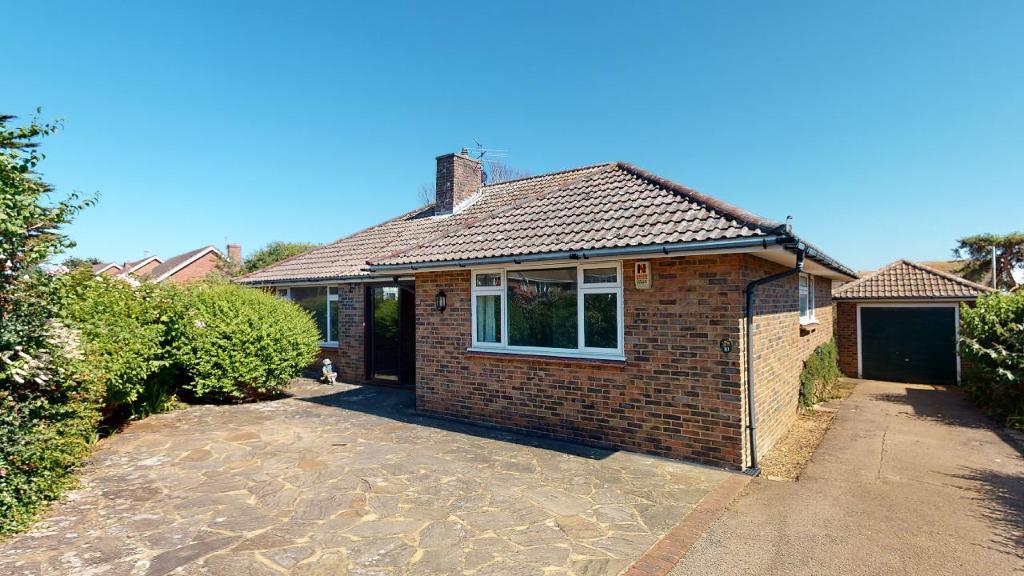 2 Bedroom Bungalow to Rent in Seaford, BN25 2LN