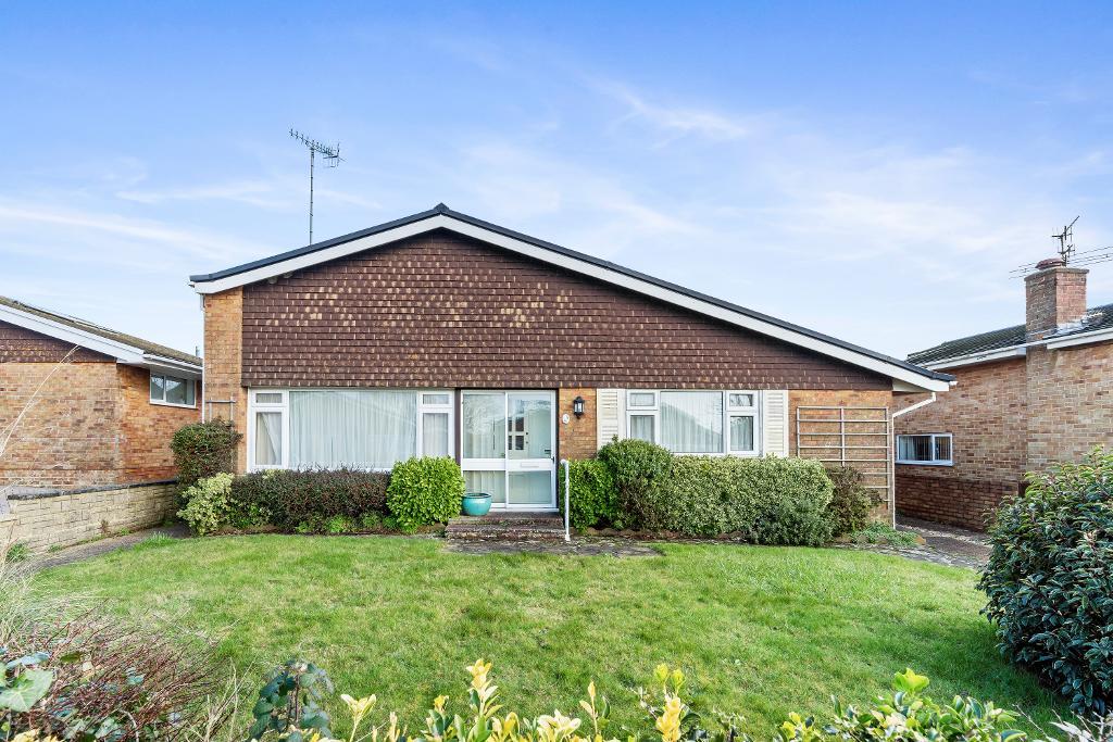 2 Bedroom Bungalow for Sale in Seaford, BN25 3RE