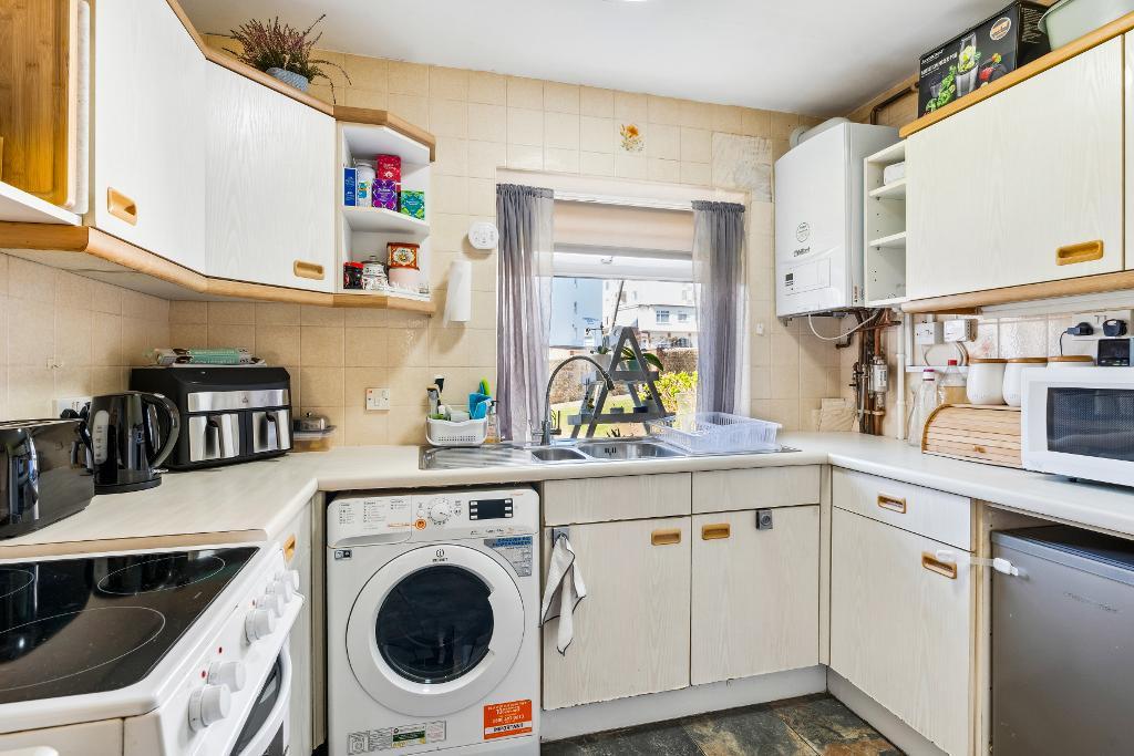 2 Bedroom Flat for Sale in Seaford, BN25 1QD