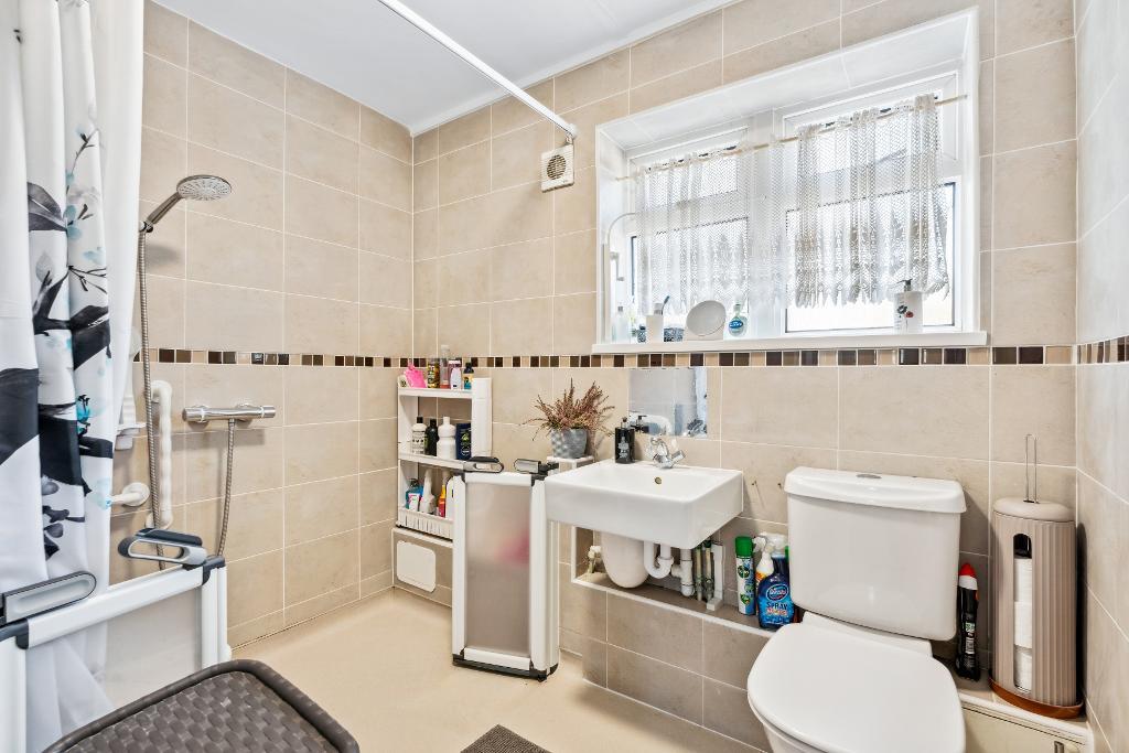2 Bedroom Flat for Sale in Seaford, BN25 1QD