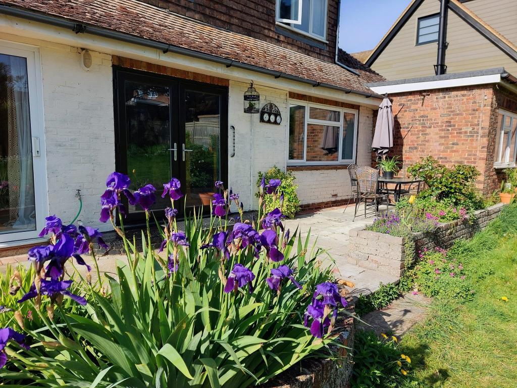 4 Bedroom Chalet Bungalow for Sale in Seaford, BN25 1BB