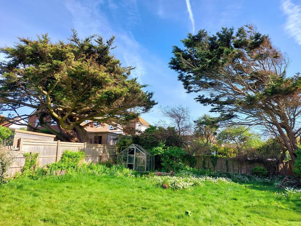 4 Bedroom Chalet Bungalow for Sale in Seaford, BN25 1BB
