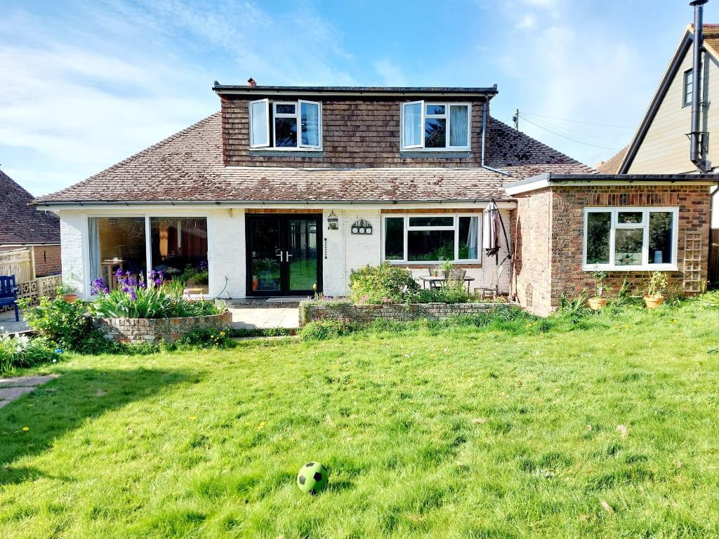4 Bedroom Chalet Bungalow for Sale in Seaford, BN25 1BB