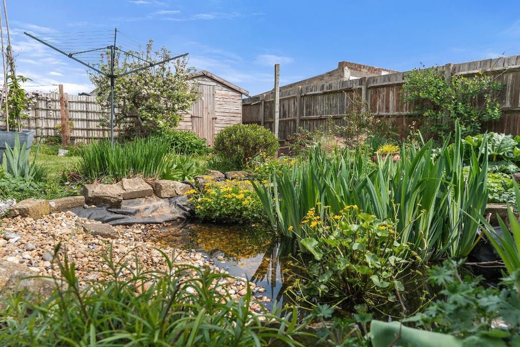 3 Bedroom Chalet Bungalow for Sale in Seaford, BN25 3JY