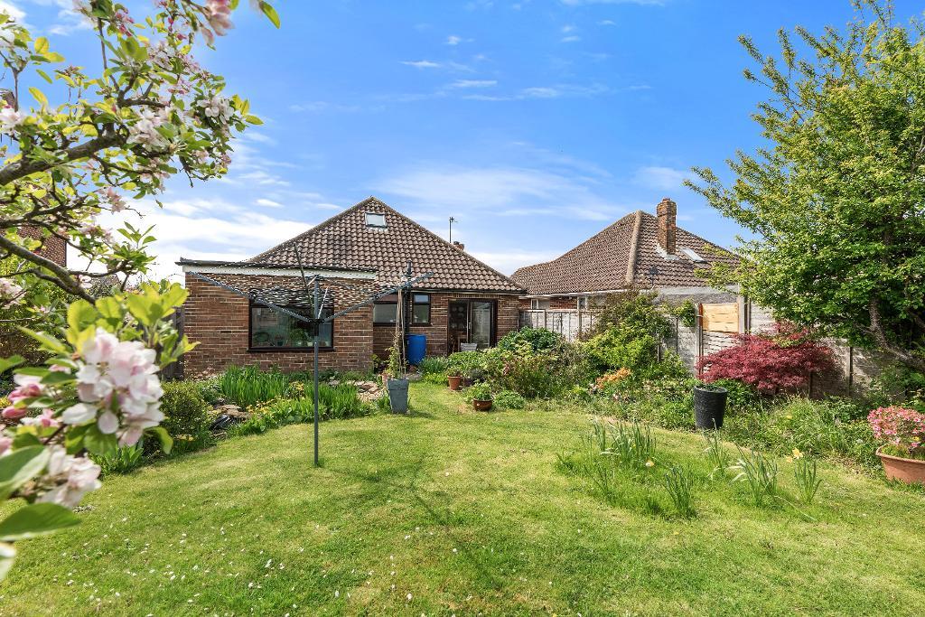 3 Bedroom Chalet Bungalow for Sale in Seaford, BN25 3JY