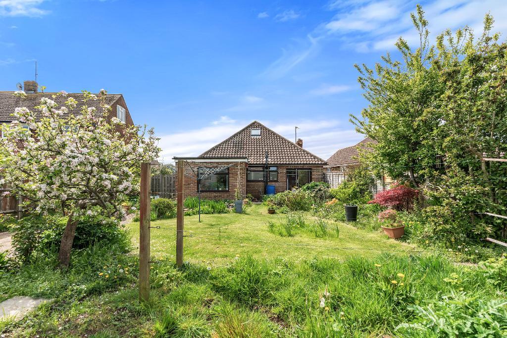 3 Bedroom Chalet Bungalow for Sale in Seaford, BN25 3JY