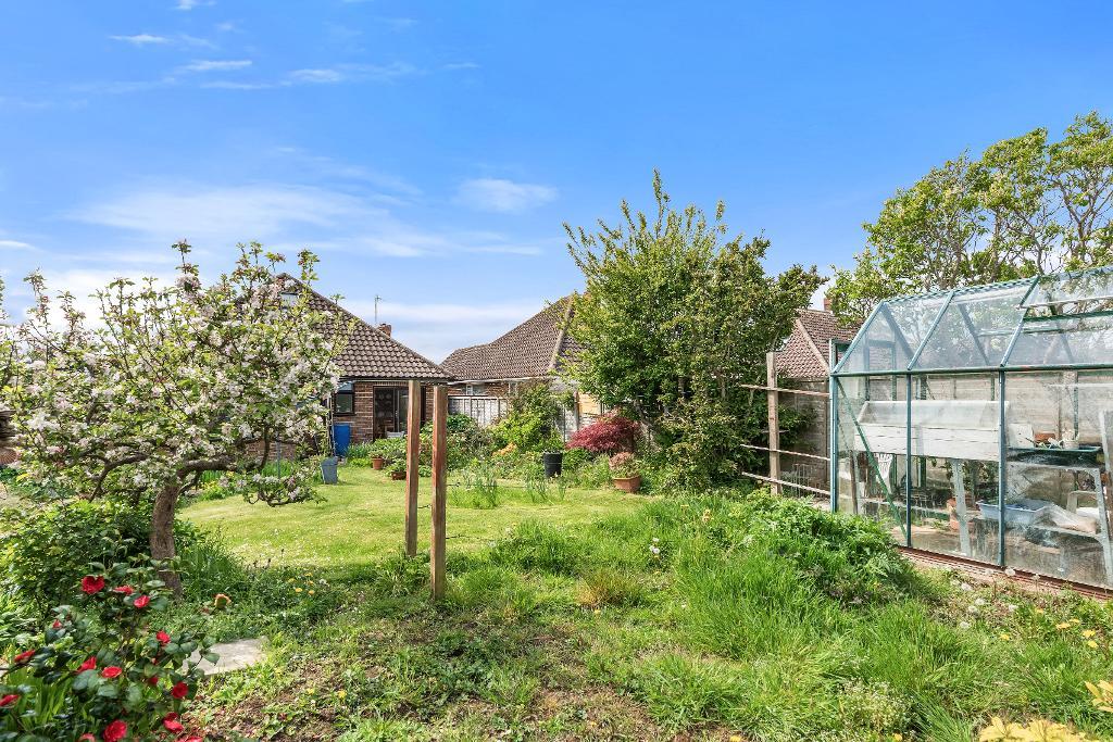 3 Bedroom Chalet Bungalow for Sale in Seaford, BN25 3JY