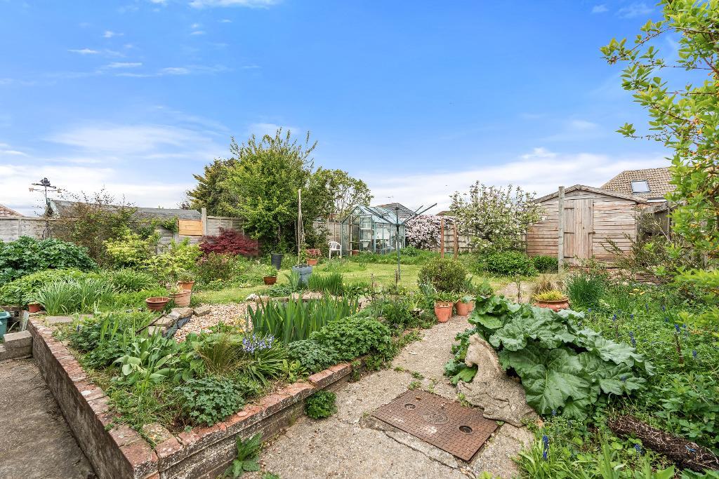 3 Bedroom Chalet Bungalow for Sale in Seaford, BN25 3JY