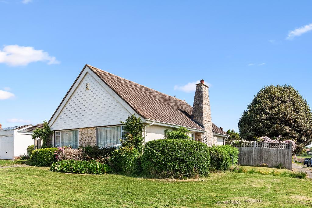 2 Bedroom Bungalow for Sale in Seaford, BN25 3AY
