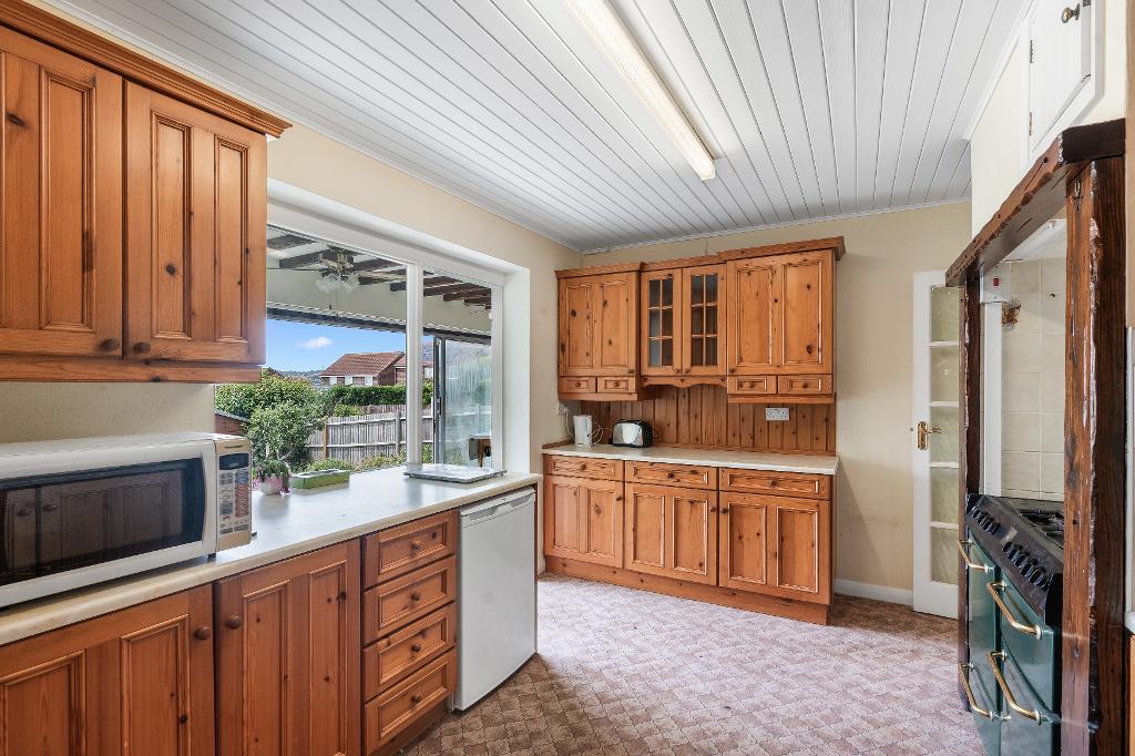 4 Bedroom Bungalow for Sale in Seaford, BN25 2RU