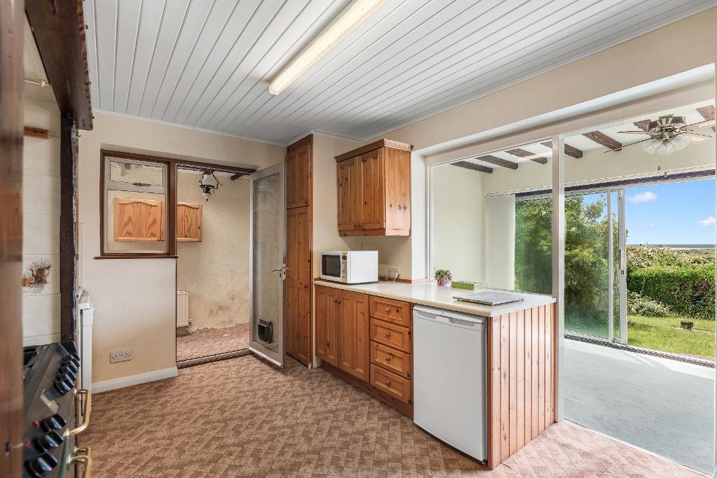 4 Bedroom Bungalow for Sale in Seaford, BN25 2RU