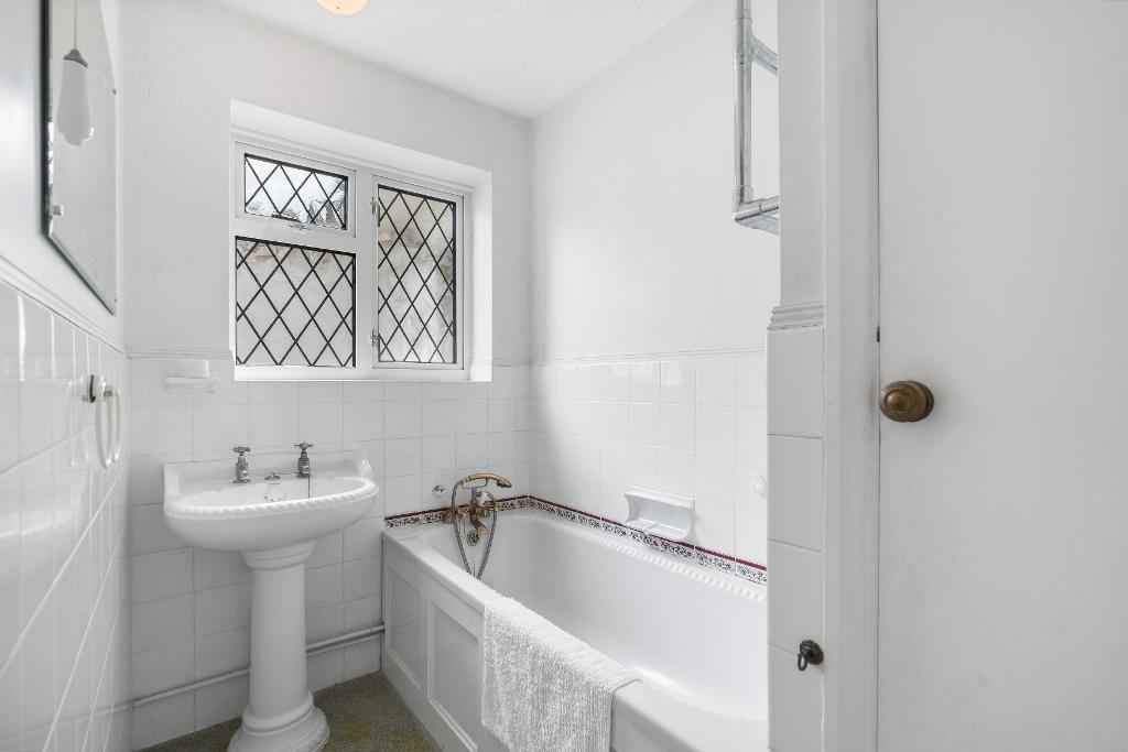 4 Bedroom Bungalow for Sale in Seaford, BN25 2RU