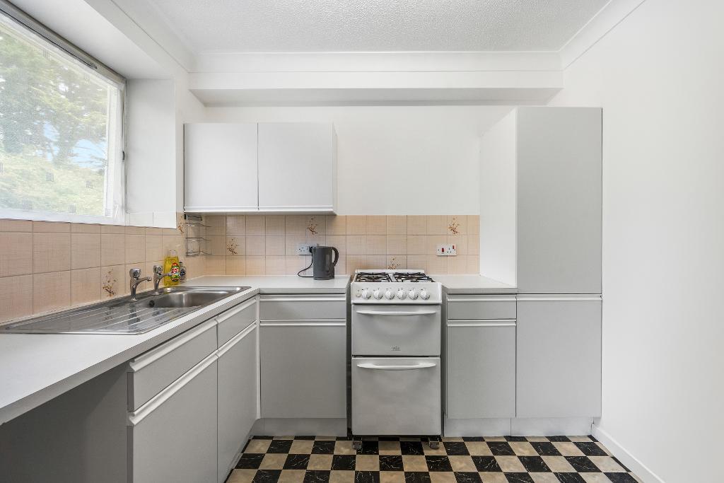 2 Bedroom Flat for Sale in Seaford, BN25 2PA