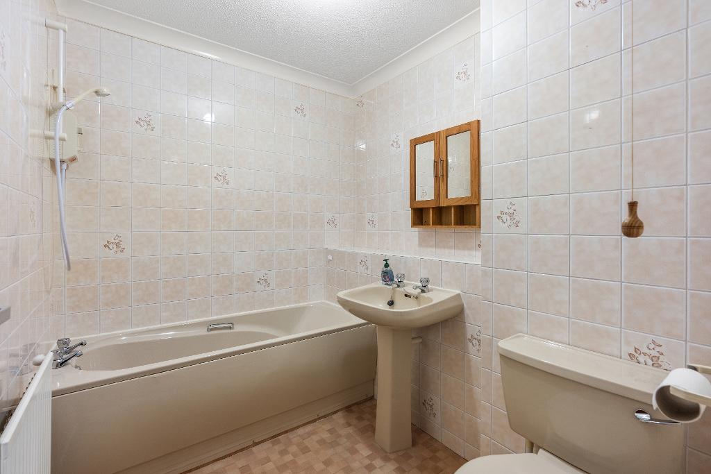 2 Bedroom Flat for Sale in Seaford, BN25 2PA