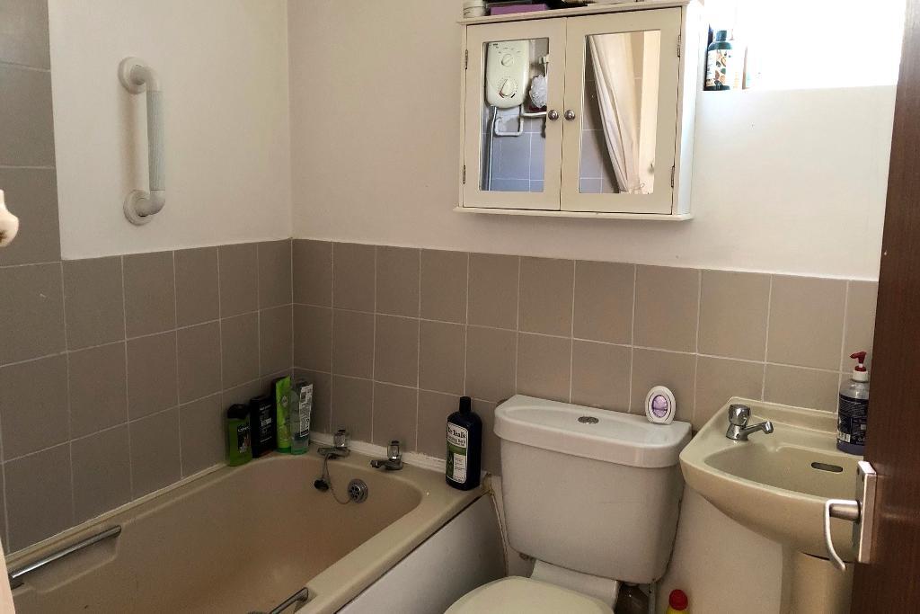1 Bedroom Flat for Sale in Seaford, BN25 1RP