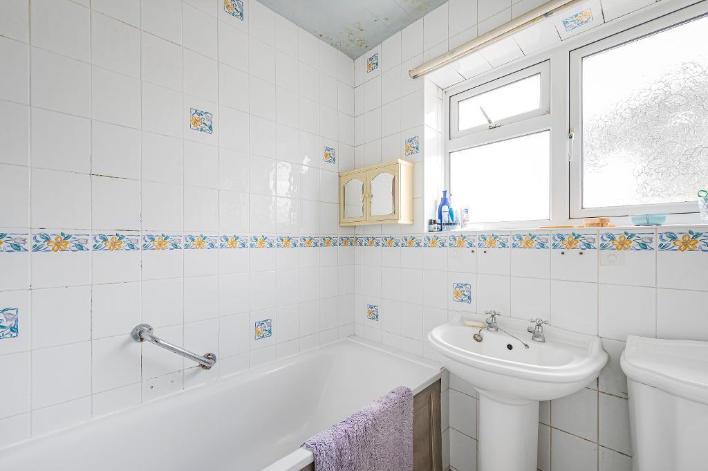 2 Bedroom Flat for Sale in Seaford, BN25 1QD