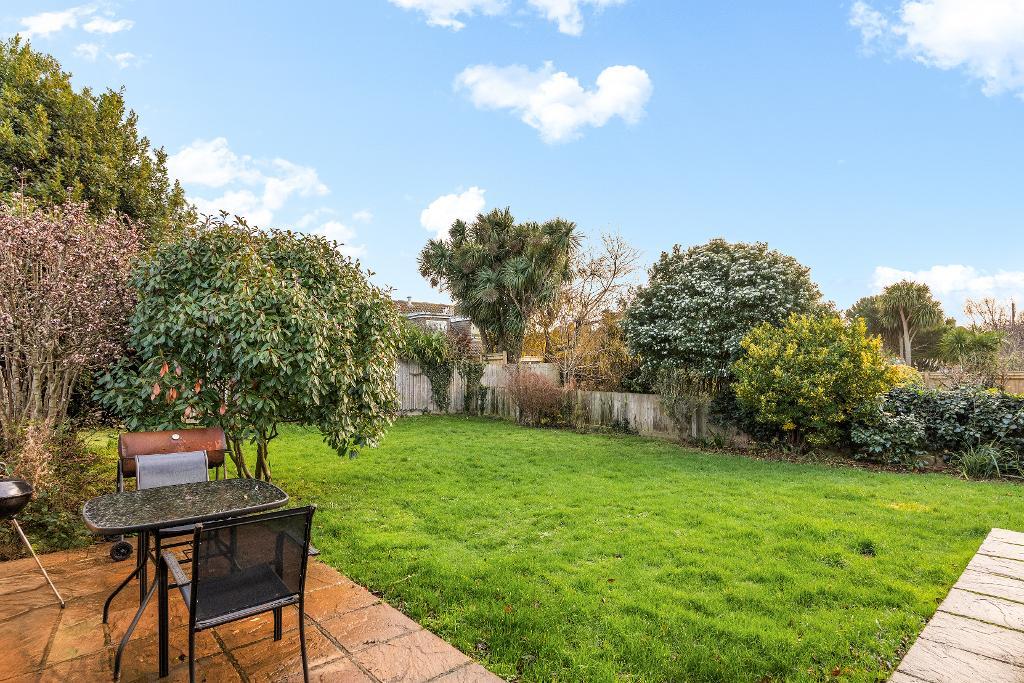 4 Bedroom Chalet Bungalow for Sale in Seaford, BN25 3RZ