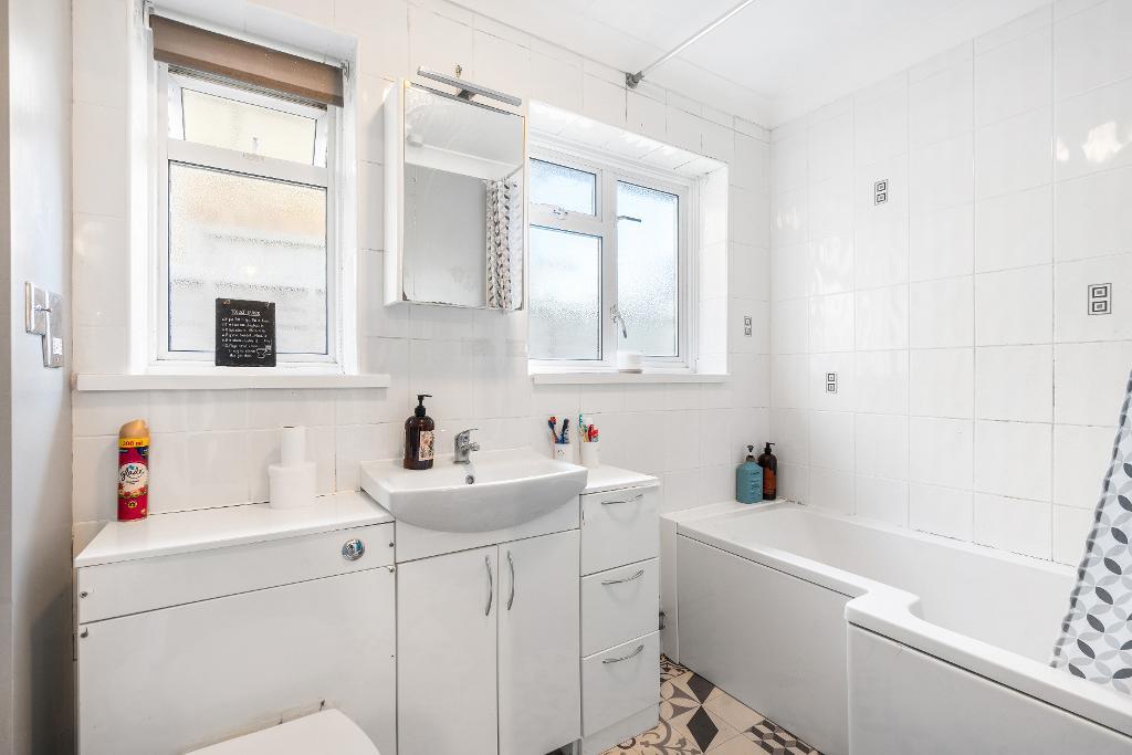 4 Bedroom Chalet Bungalow for Sale in Seaford, BN25 3RZ