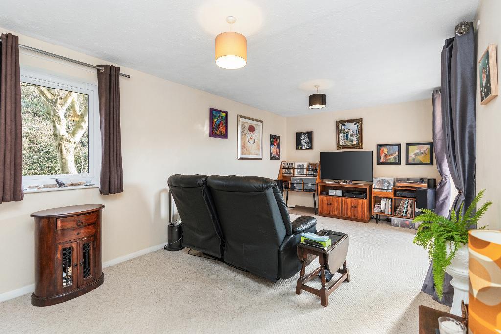 2 Bedroom Flat for Sale in Seaford, BN25 2NF