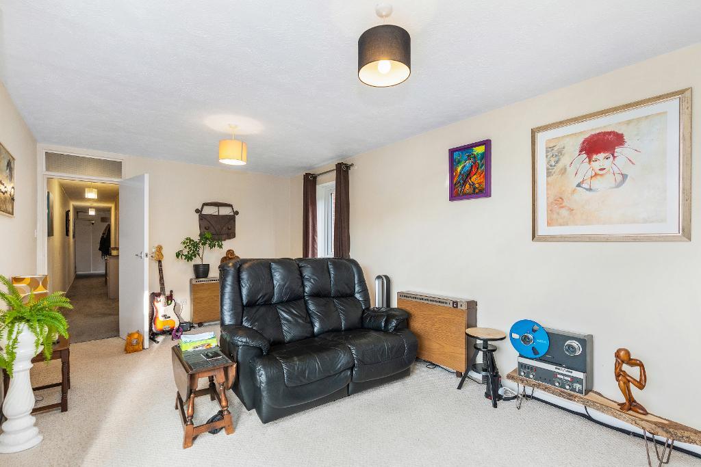 2 Bedroom Flat for Sale in Seaford, BN25 2NF