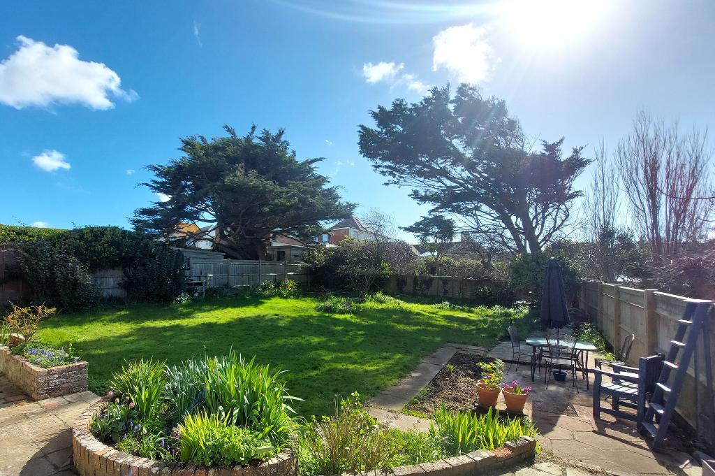 4 Bedroom Chalet Bungalow for Sale in Seaford, BN25 1BB