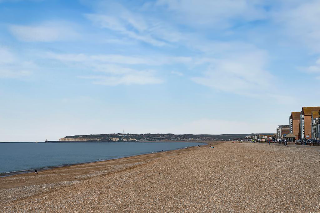 2 Bedroom Flat for Sale in Seaford, BN25 1JJ