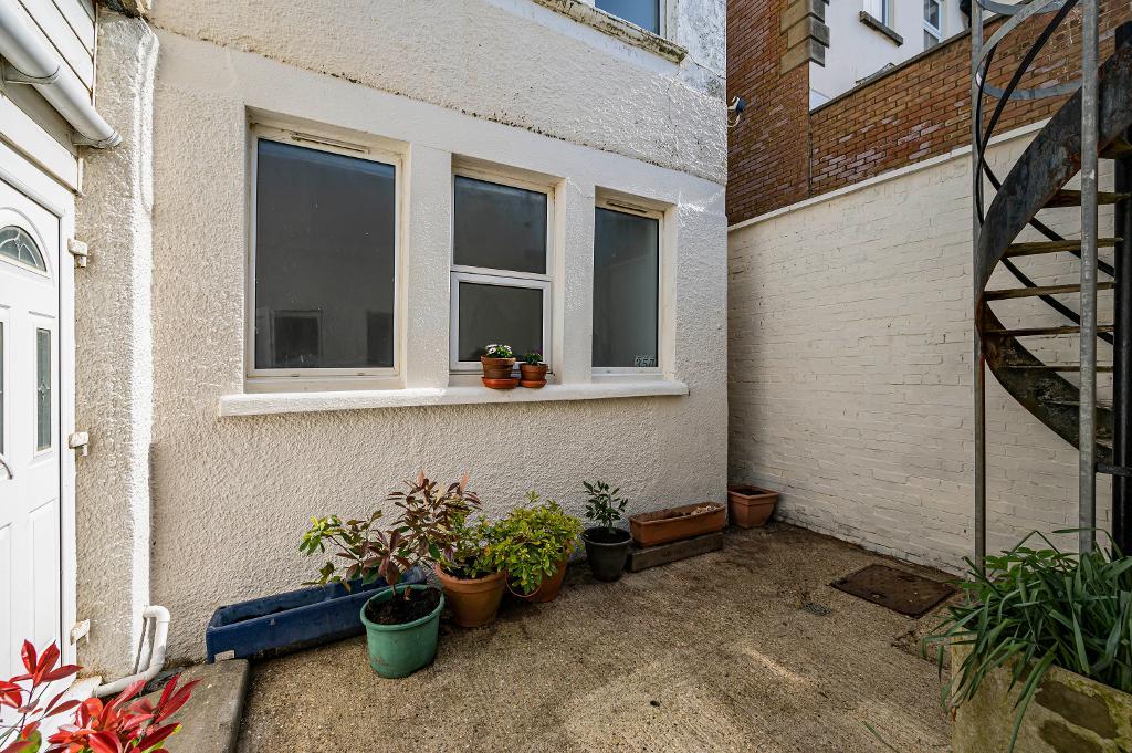2 Bedroom Flat for Sale in Seaford, BN25 1JJ