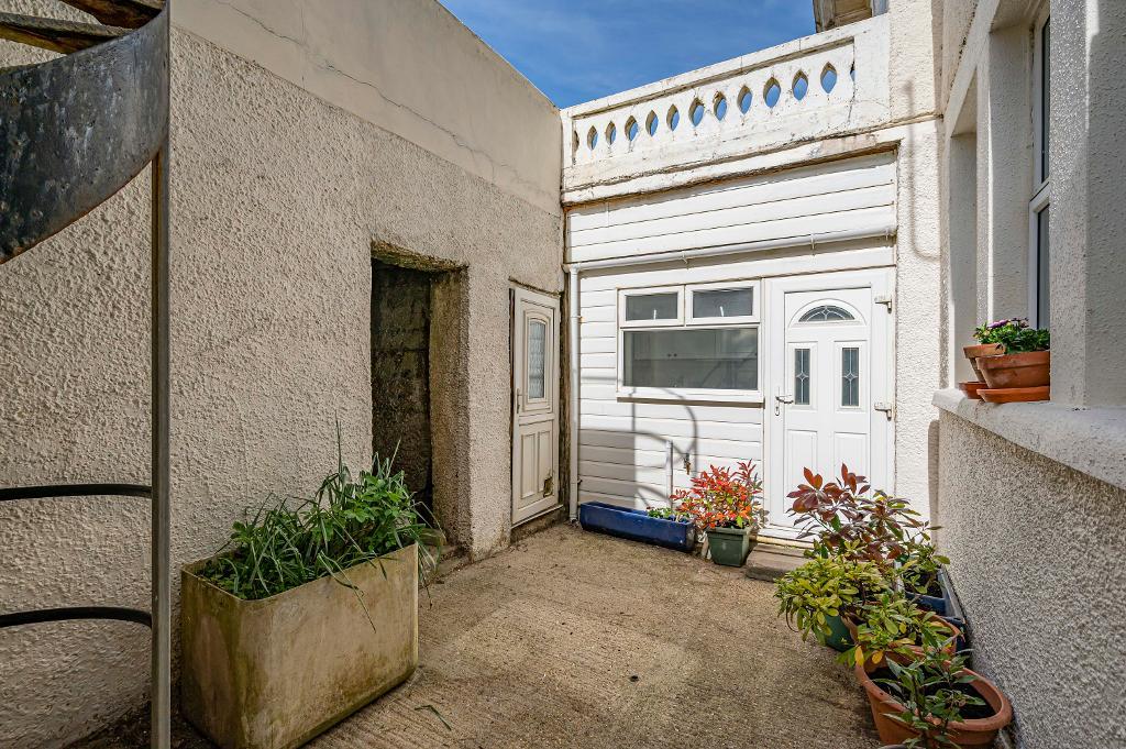 2 Bedroom Flat for Sale in Seaford, BN25 1JJ