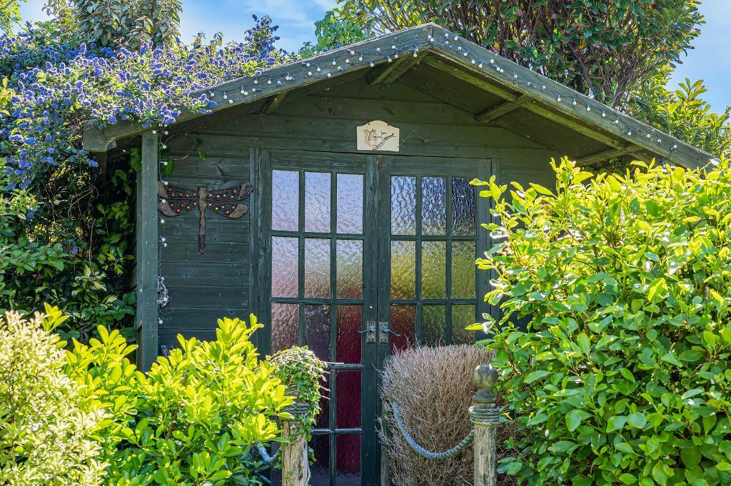 3 Bedroom Bungalow for Sale in Seaford, BN25 2RE