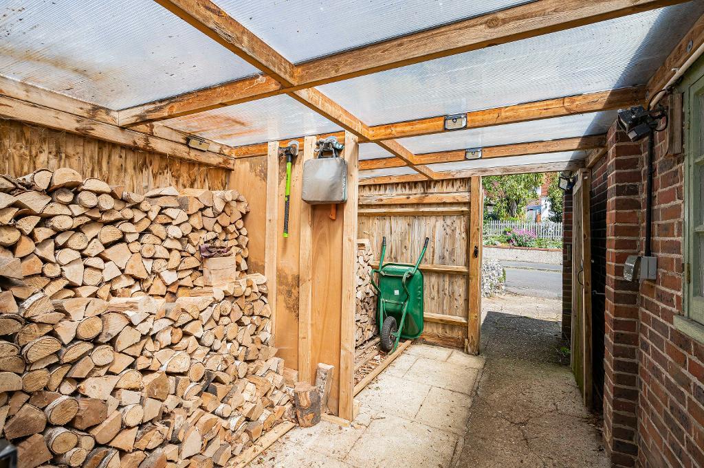 4 Bedroom House for Sale in Seaford, BN25 4HA