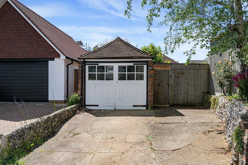 4 Bedroom House for Sale in Seaford, BN25 4HA