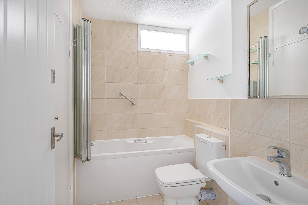 2 Bedroom Flat for Sale in Seaford, BN25 1EA