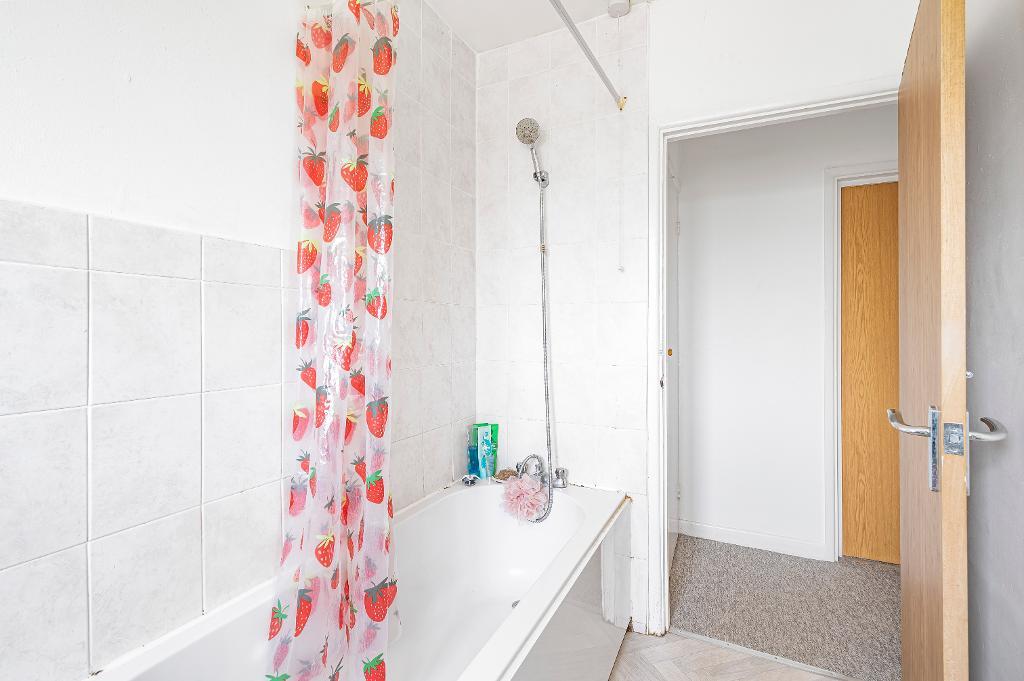 3 Bedroom Flat for Sale in Seaford, BN25 3JY