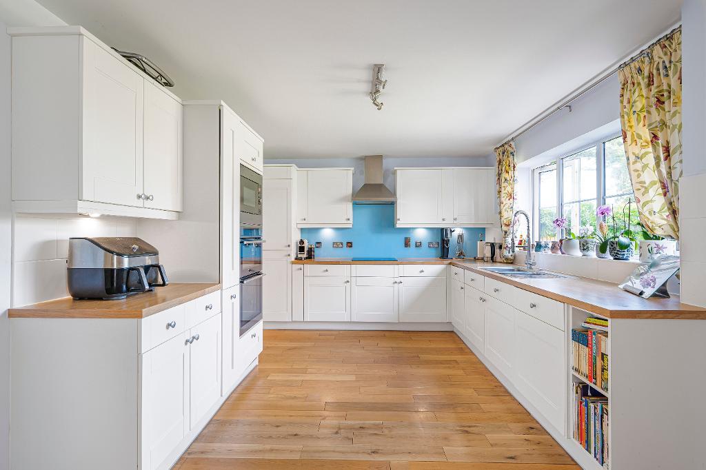 5 Bedroom House for Sale in Seaford, BN25 4AQ