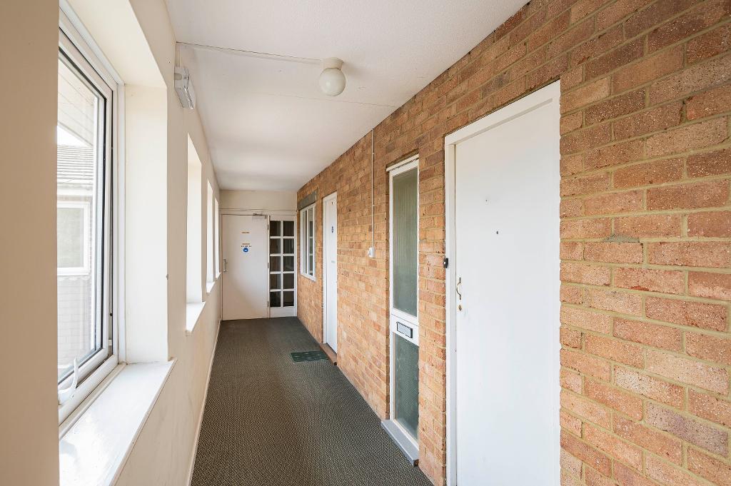 1 Bedroom Flat for Sale in Seaford, BN25 2EL