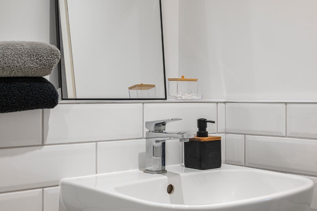 1 Bedroom Flat for Sale in Seaford, BN25 2EL