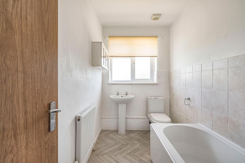 3 Bedroom Flat for Sale in Seaford, BN25 3JY