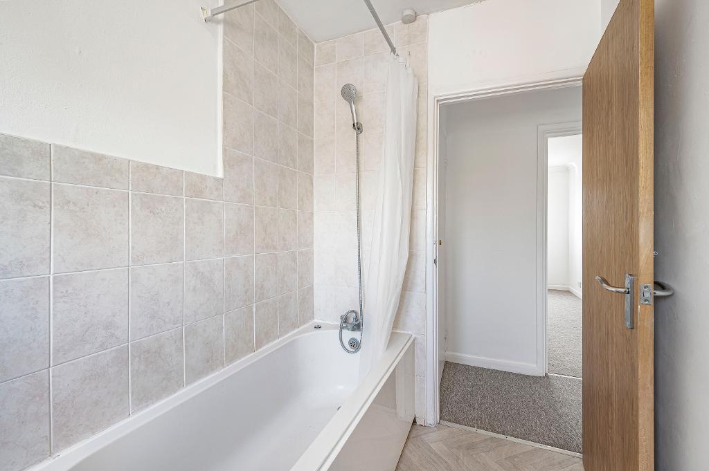 3 Bedroom Flat for Sale in Seaford, BN25 3JY